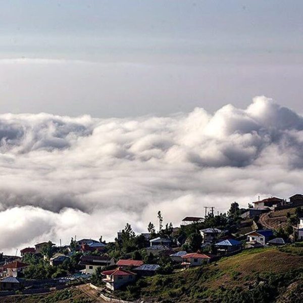 قدم زدن در پاییز روستای فیلبند؛ بام مازندران با ابرهای رنگی